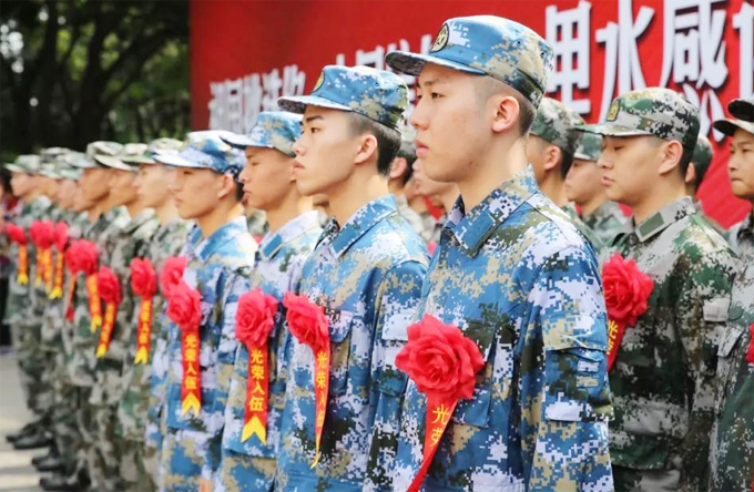 量身定制，新兵穿上合體軍裝